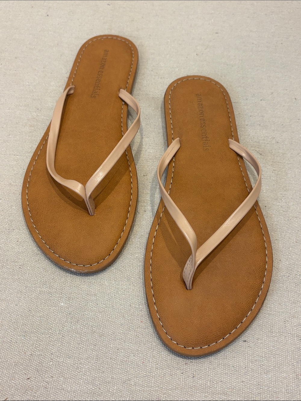 Amazon Essentials Women's Tan/Cream Flip-Flop Sandal